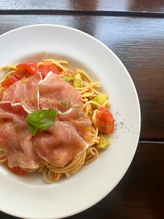 ・
・
・
生ハムとアボカドとバジルの冷製パスタ🌿

まろやかなアボカドと塩気の効いた生ハム。
爽やかなバジルの香りで、暑い日にぴったりの一皿です🥑
・
・
・
#仙台カフェ#仙台ランチ#仙台cafe#個室カフェ#冷製パスタ