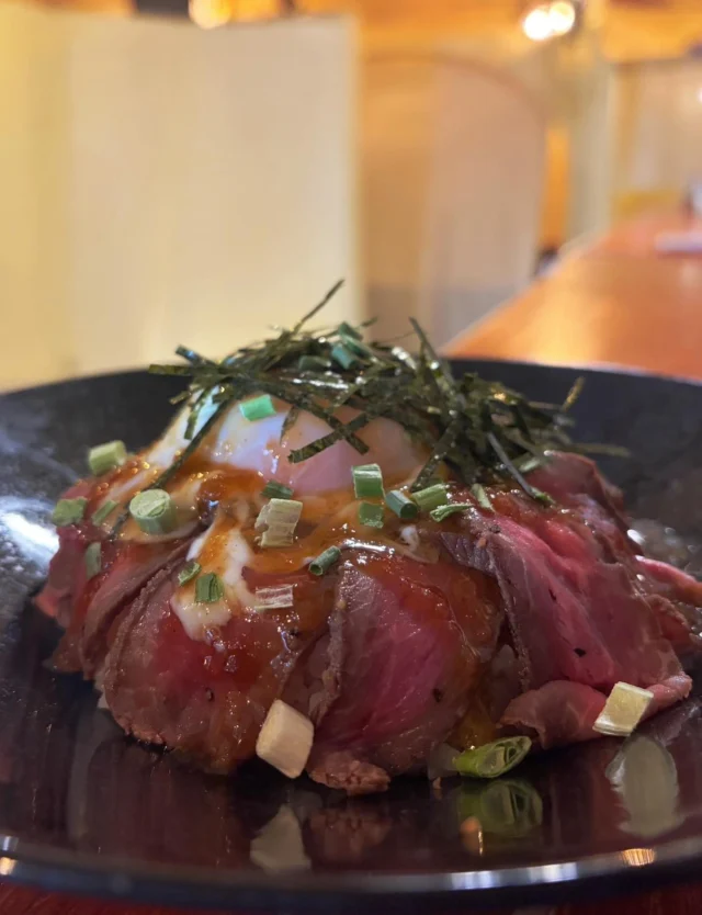 .
.
【　ローストビーフ丼　-温玉のせ- 】
.
.
店内調理の自慢のローストビーフ
丼ものはランチのときしか食べれません😋
.
.
.
#仙台ランチ#仙台ディナー #仙台カフェ #仙台café #仙台個室
.
.
.
.